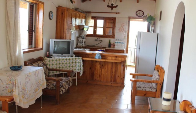 Panos Seaside Apartment in Lékhaion