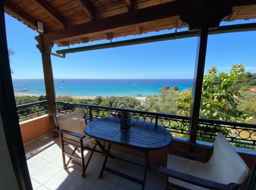Papadatos Apts With Amazing View - 5mins from the beach in Kontogialos