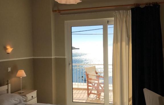 Paradisos guesthouse in Áyioi Pándes