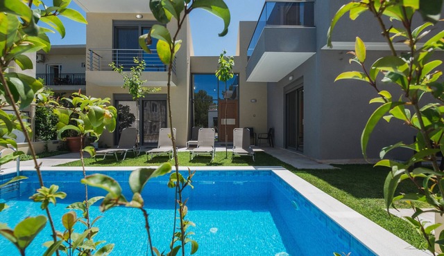 Park-view Lux Pool Villa, steps to the Beach in Agioi Apostoloi