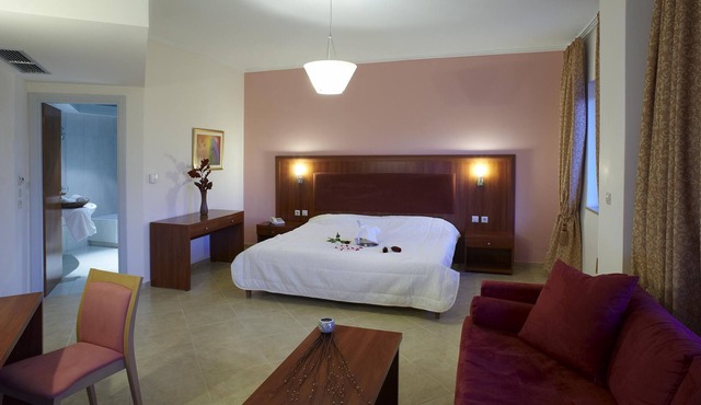 Parnis Palace Hotel Suites in Acharnes