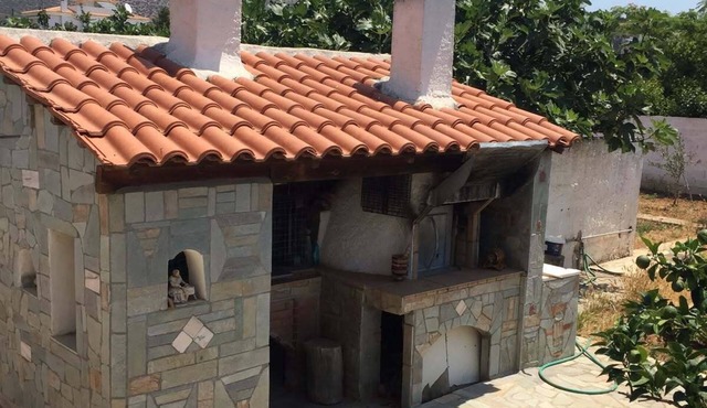 Peaceful 2-bedroom country house in charming Lagonisi, 600 metrers from the sea