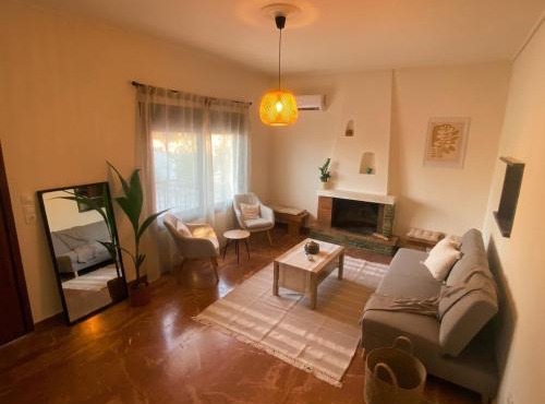 Peri House 3-Min to Beach & Mountain Views in Anavyssos