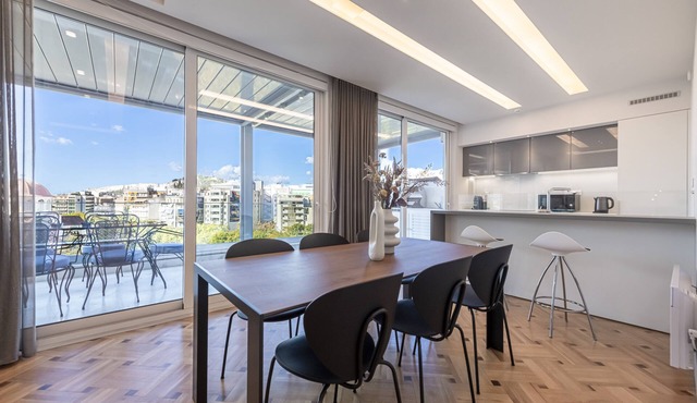 Phaedrus Living: City Center Luxury Flat N. Kosmos