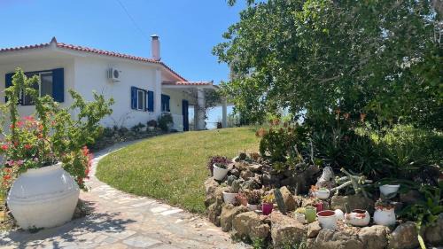 Poly's hill-house close to the beach in Plépi