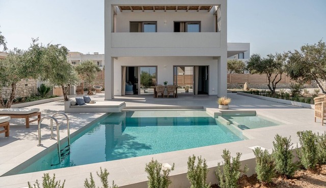Private Heated Pool★Walking Distance from the Market & Tavern★500m from the Beach★ in Tavronitis