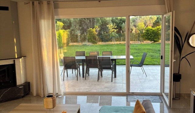 Private Luxury Villa! Free Parking, Spacious Garden, Stylish Fireplace in Nea Moudania