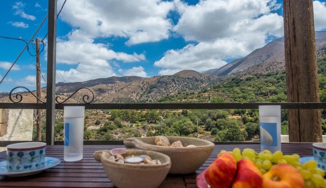 Private studio in historic house in Lástros