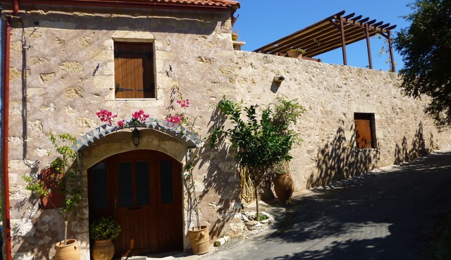 QUIET HOUSE WITH A POOL IN A BEAUTIFUL VILLAGE 30 KM FROM LA CANEE in EMBROSNEROS