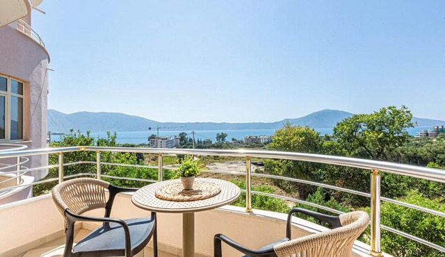 Radhima Res 10 - Double Room, Sea View in Vlorë
