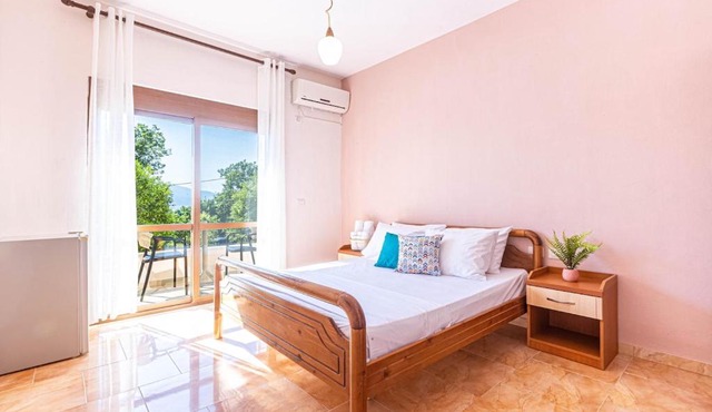 Radhima Res 3 - Double Room, Sea View in Vlorë