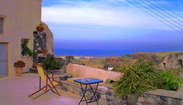 Real Santorini, Cave House – far from the crowds in santorini