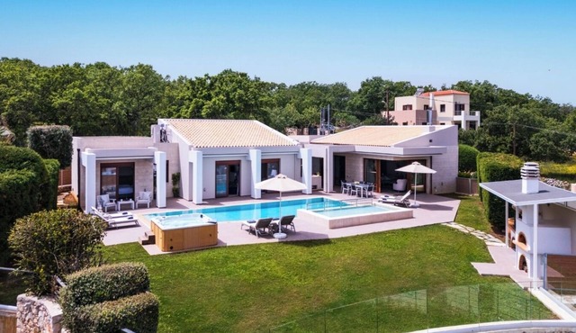 Red Oak Tree Villa - High-Spec Contemporary Villa with Garden & Jacuzzi in Rethymno