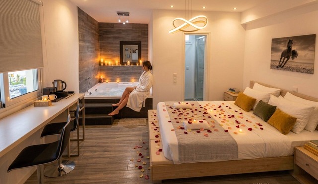 Romantic Jacuzzi Retreat – Heart of Athens near Acropolis Museum & Metro Fix