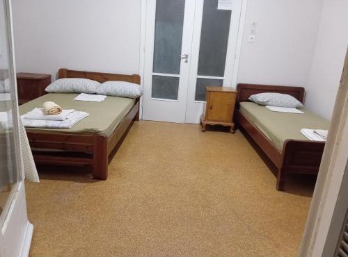 Room for 3 persons next to metro