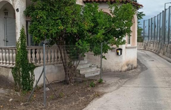Rooms 200 Meter from Pallini Metro 18 minutes from Syntagma climate just call landline or ring you get keys for entrance in Athens