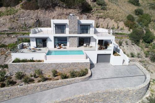 Rozites Luxury Beachfront Villa, By Hellocrete in Rethymno