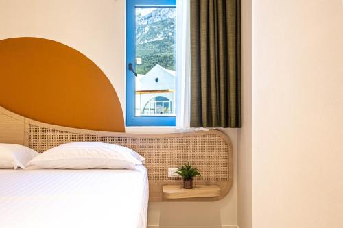 Santorini Luxury Room 3 - Beach Access, Parking and more in Palasë