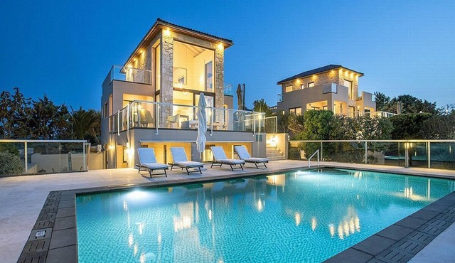 Seafront 4 bedroom villa in Tersanas