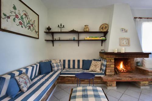 Seafront Cozy Villa - Corfu Homely Getaway in Kavos
