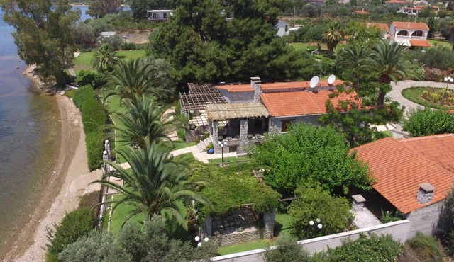 Seafront Luxury Villa w/3-en/suite BR & BBQ in Eretria