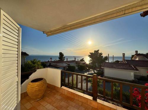 Seafront Private Apartment in Neos Marmaras