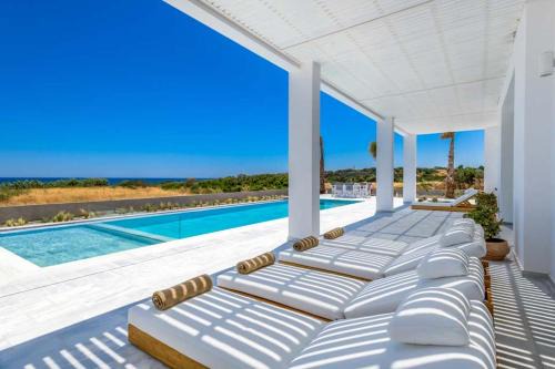Seashore Villa - Luxury Beachfront - Pool & Sea View in Lachania