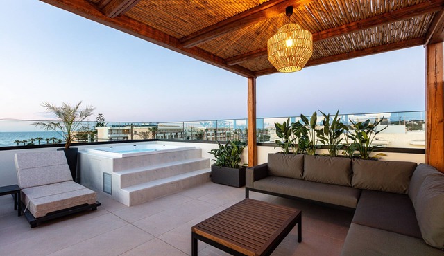 Seaside Apartment with Private Roof Garden & Jacuzzi - 100m from the Beach in Rethymno