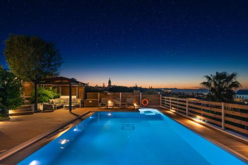 Seaview Garden Villa - Heated Pool & Sauna