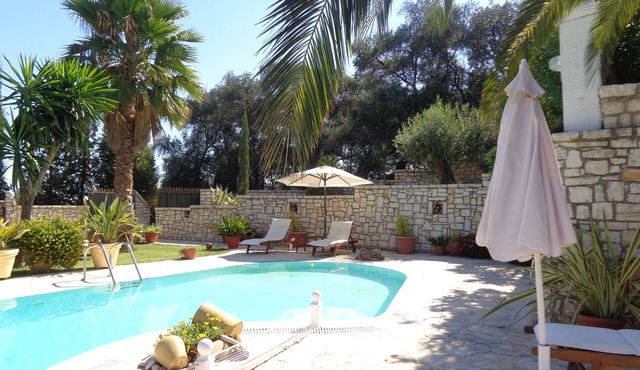 Silver Olives Villa With Private Swimming Pool, Sea View And Remarkable Garden. in Μαγουλάδες