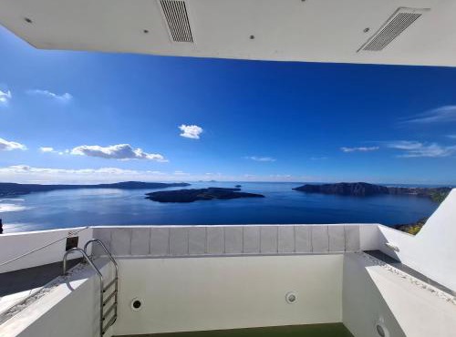 SMART Emboreio stay in Emporio Santorini