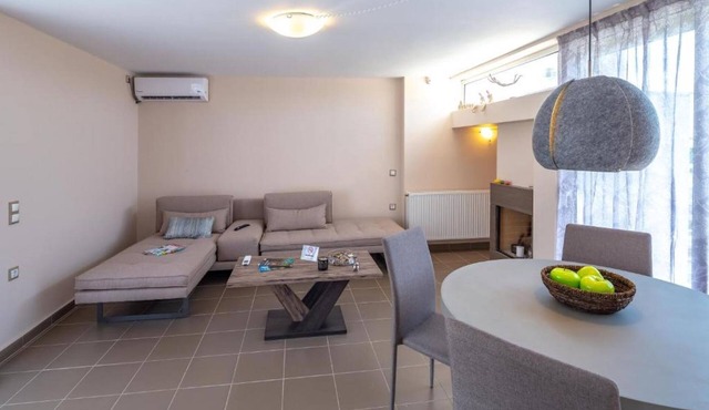 Solon - Deluxe City Center Apartment in Agios Dimitrios