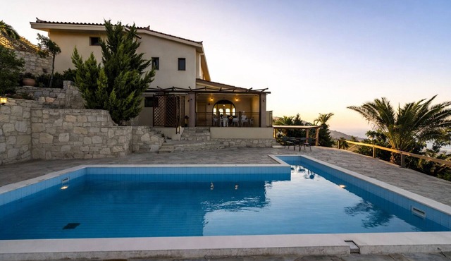 Spacious 7-bedroom villa with private pool and amazing view in Αχλάδα