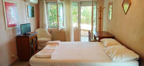Spacious guesthouse with garden and seaview in Chios
