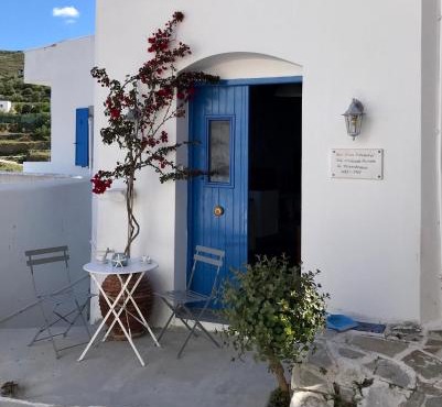 Spacious Paros, Lefkes house with awesome view in Kampos Paros