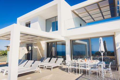 StarLight Villa Tropea -4BD, 4BA, 4min to beach in Ádhele