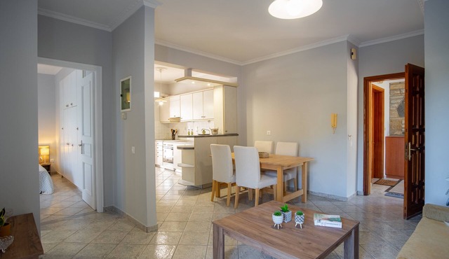 Stefanos Home Cozy Apartment Near Airport Lush Garden Free Parking