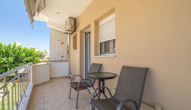 Studio Apartment 'Flo's 5' with Shared Garden, Wi-Fi and Air Conditioning