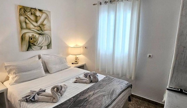 Studio Apartment 'Pleasure View 1' with Mountain View, Wi-Fi and Air Conditioning