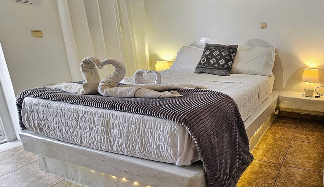Studio Apartment 'Pleasure View 2' with Mountain View, Wi-Fi and Air Conditioning
