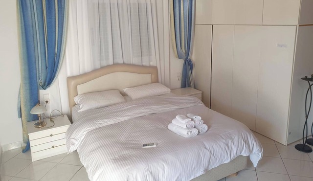 Studio Apartment - Sleeps 2, Balcony & Parking in Lukove