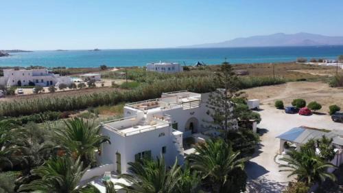 Studios Vrettos Beachside Hotel in Plaka
