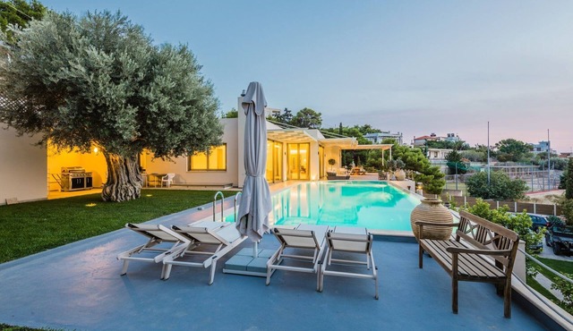 Stunning Athenian Riviera Villa | Blue Coast Villa | Private Infinity Pool |. in Kalyvia Thorikou