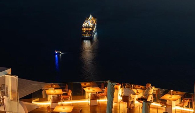 Sun Rocks Boutique Hotel - Caldera View Suites & Sunset Dining Experience