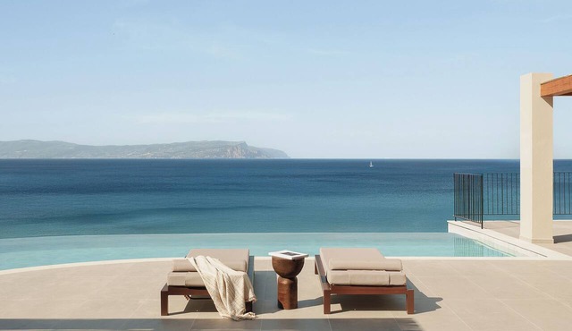 Sundara, Exclusive Seaview Estate with Grand Pool & Direct Beach Access in Σκάλα