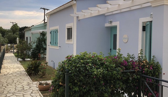 Sunflower villa, relaxing holiday close to beaches in Agios Georgios (South)