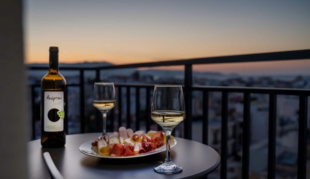 Sunset Luxury Suite - Roof Top Suite in the City Centre in Ηράκλειο