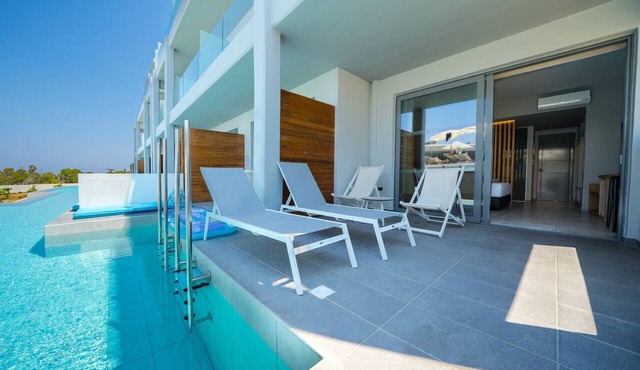 Superior Double Room with Swim-up Sharing Pool - Sea View