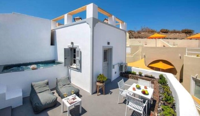 Superior Suite with outdoor Jacuzzi, 10-min walk from Oia