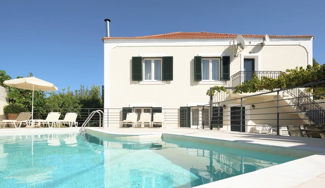 The Artemis Home, Rustic Village Living with Pool in Rethymno